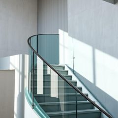 Nowoczesne balustrady szklane: bezpieczeństwo, styl i estetyka